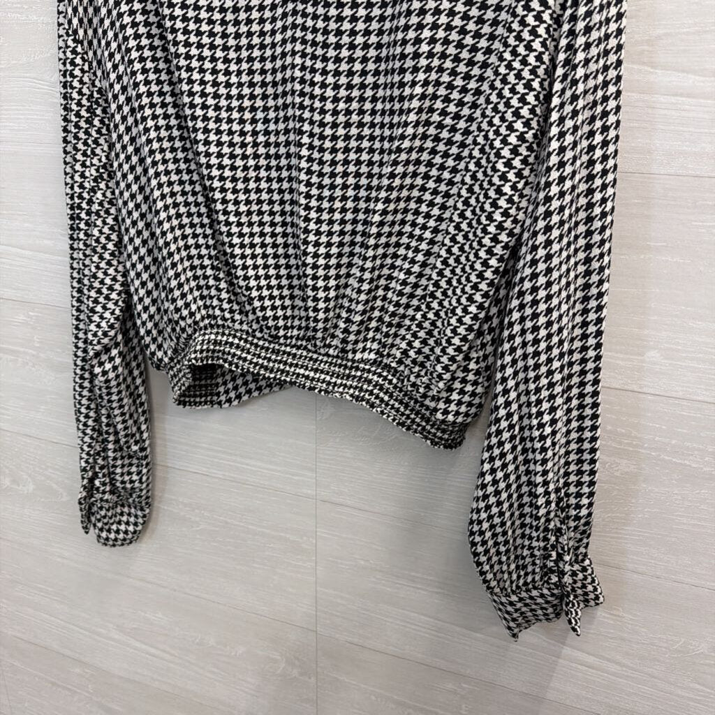 Black and White Houndstooth Long Sleeve Medium