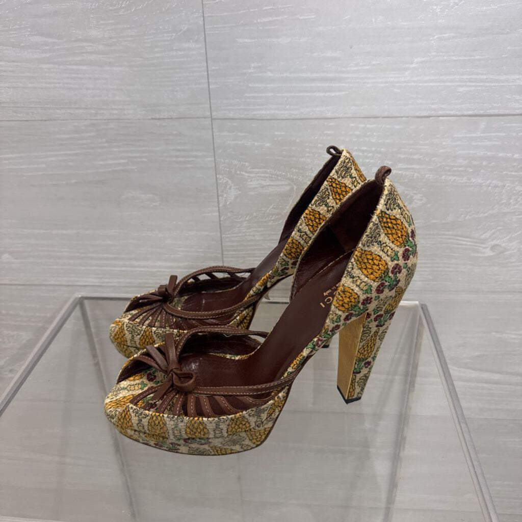 Gucci Printed Floral Peep-Toe Pumps 36.5