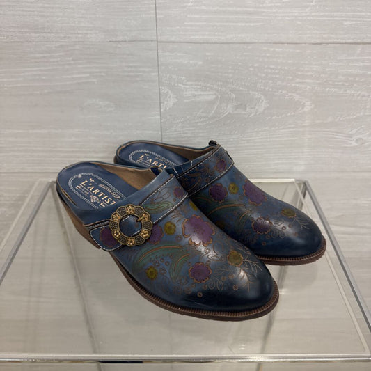 L'Artiste Blue Leather Floral Embossed Zoozi Clogs 37